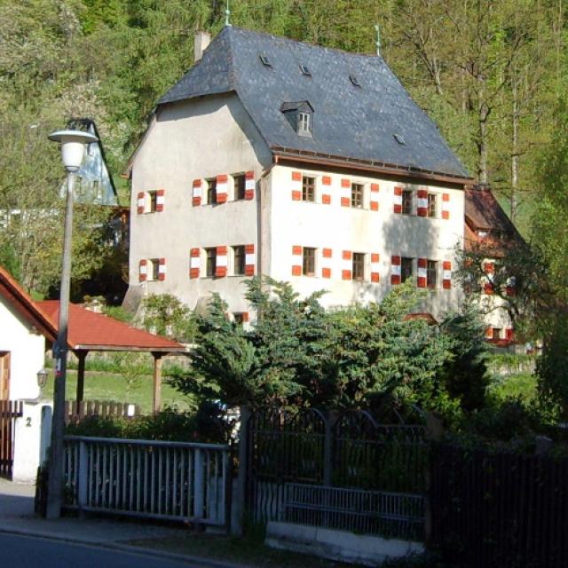 Schloss Utzmannsbach war vom 14. bis 19. Jahrhundert mit Ecktürmen, Mauern und Weihern umgeben.