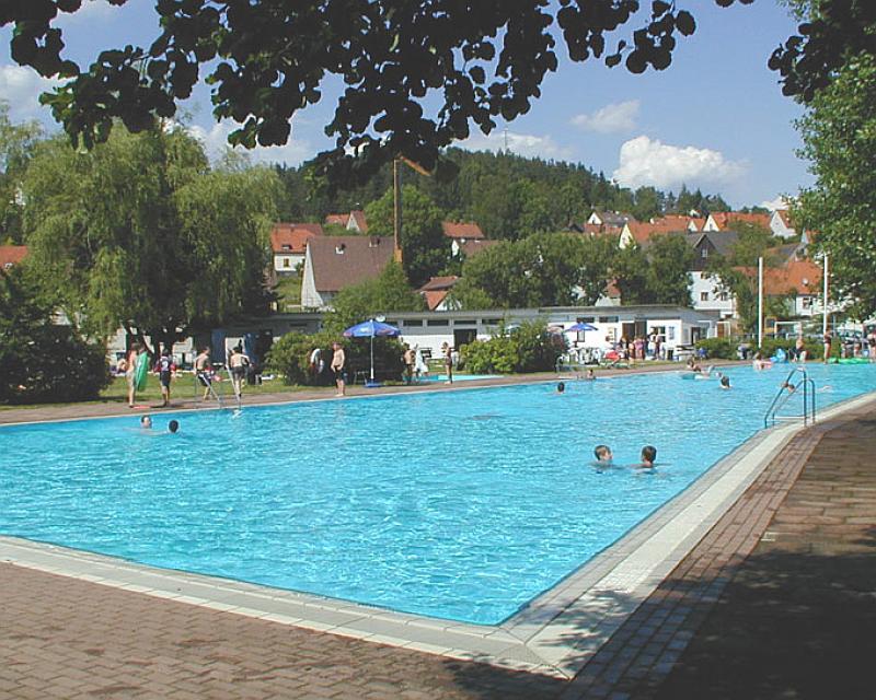 Das Freibad liegt im südwestlichen Bereich des Ortes Etzelwang.