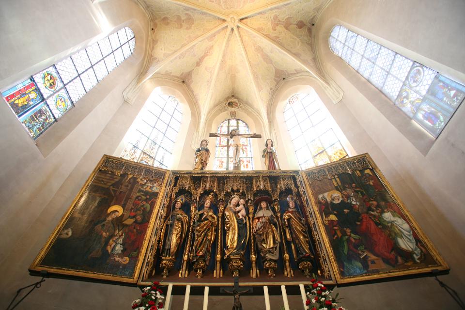 Evangelische Stadtkirche mit bedutendem spätgotischem Schreinaltar und Palmesel aus dem 16. Jhd.