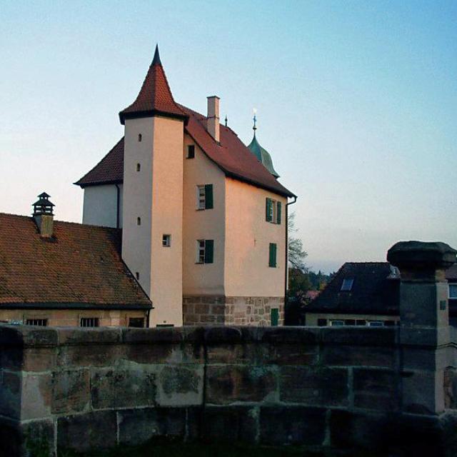 Das in jüngster Zeit „Alter Herrensitz“ genannte Gebäude erscheint in Quellen des 16. Jahrhunderts als Grolandscher Sitz bei der Kirche.