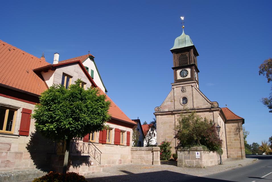 Die Behringersdorfer Kirche steht im Mittelpunkt des alten Ortskerns