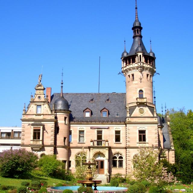 Das Schloss wird heute als Alten- und Pflegeheim genutzt.