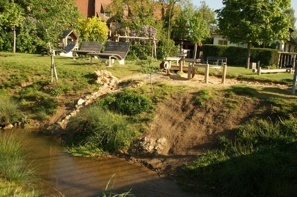 Sonniger Wasserspielplatz in den Pegnitzwiesen ohne Altersbeschränkung
