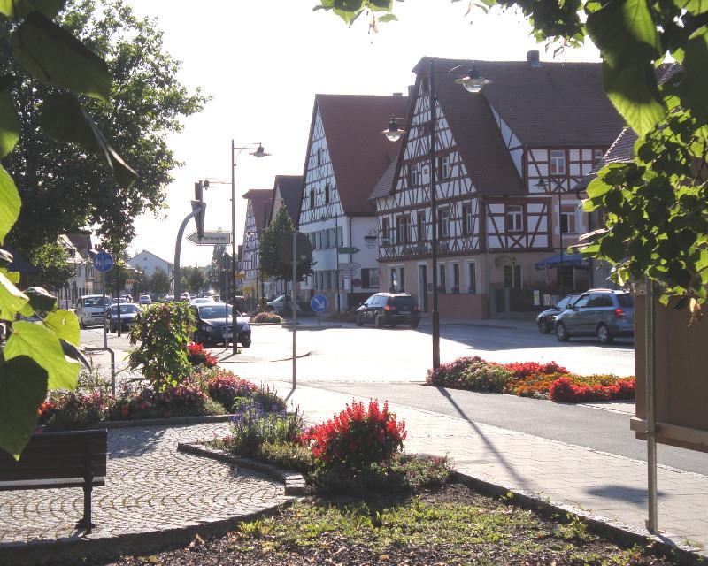 Die Fachwerkhäuser im Ortskern unterstreichen den Charakter des fränkischen Strassendorfs.