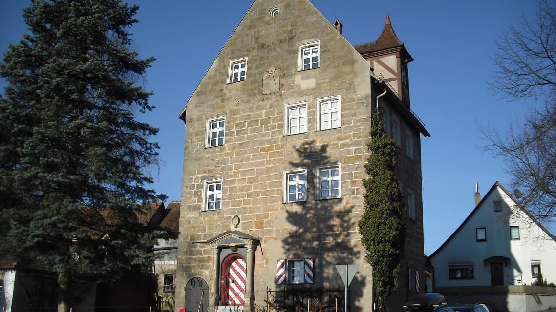 Nürnberger Land Radrund-Tour Nr. 12

Vom Pegnitzwiesenparkplatz in Lauf a.d. Pegnitz westlich in Richtung 
Nürnberg startet diese Tour. Über Wetzendorf und Röthenbach, durch 
dichten Wald und über Wiesen erreicht der Weg Renzenhof. Das dortige 
Schloss wurde erstmals 1416 ...