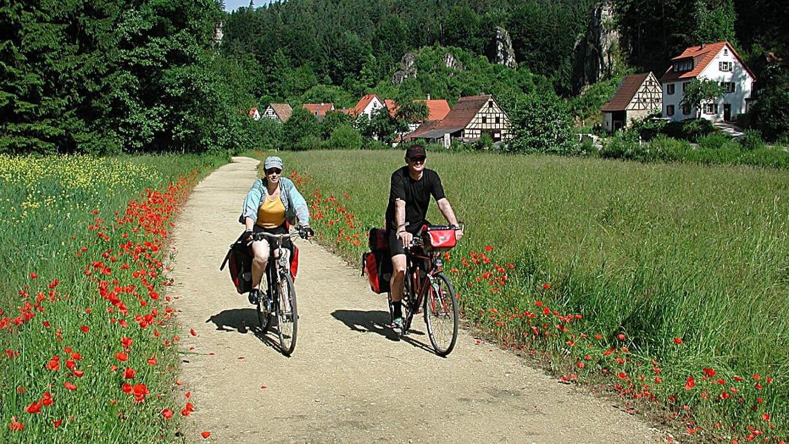 Nürnberger Land Radrund-Tour Nr. 5  Diese Tour startet in Velden, einer romantischen kleinen Stadt an der  Pegnitz. Das Städtchen ist staatlich anerkannter Erholungsort mit einem  malerischen Scheunenviertel und liegt in der waldreichen  Mittelgebirgslandschaft des Naturparks „Fränkische Schweiz ...