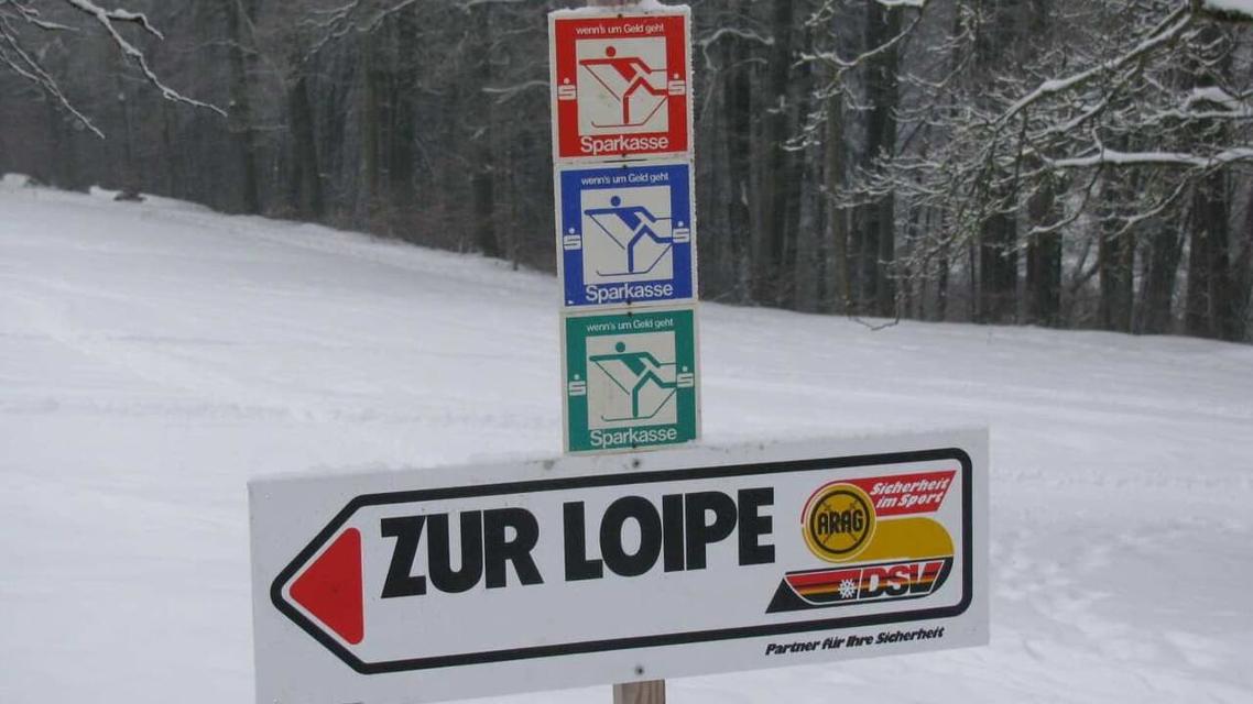 Große Enzenreuther Rundloipe  Markierung: rotGroße Rundtour mit Anschluss an die Loipe  Osternohe um die Windburg. Der Einstieg befindet sich am Ortsende von  Enzenreuth (durch den Ort durchfahren).Bei entsprechenden Schneeverhältnissen wird die Loipe regelmäßig gespurt.