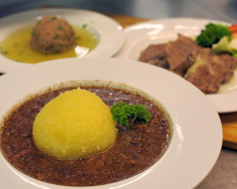 Kirchweihgericht Vogelsuppe – Die Vogelsuppe ist eine Spezialität, die es nur im Nürnberger Land gibt und die traditionell am Donnerstag vor einer Kirchweih serviert wird.