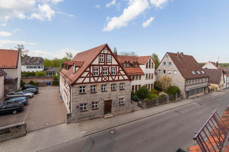 Die Ferienwohnung Reislöhner in Altdorf bei Nürnberg in Bayern bietet 2 Ferienwohnungen mit kostenfreiem WLAN. Nürnberg liegt 27 km von der Unterkunft entfernt und Erlangen erreichen Sie nach 41 km. Der nächstgelegene Flughafen ist der 30 km von d...