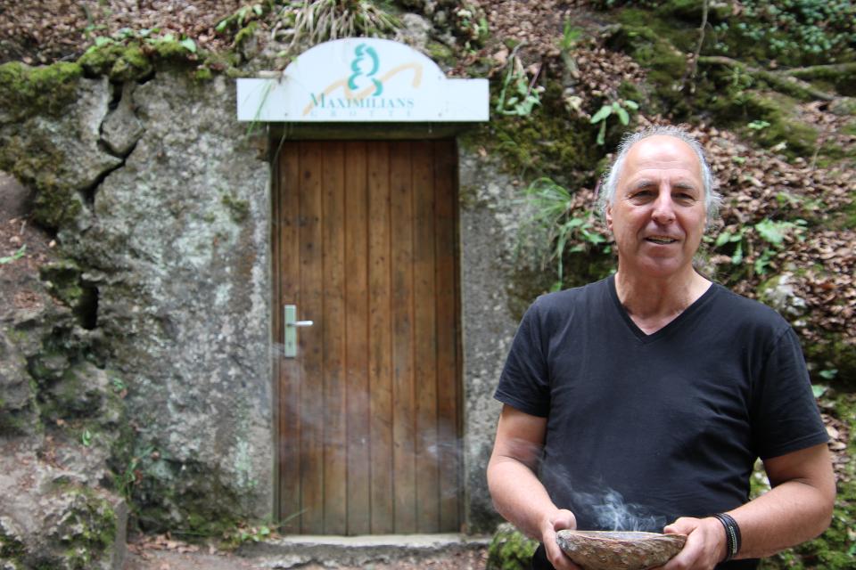 Lutz Mahn stimmt vor dem Eingang der Maximiliansgrotte die Teilnehmer mit Räucherwerk auf die Höhlenmeditation ein