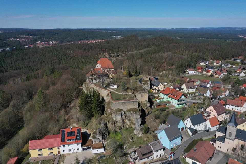 Burg Hartenstein mit großem Burggarten thront auf einem Felsen oberhalb des Ortes. Der Blick geht weit über die Frankenalb