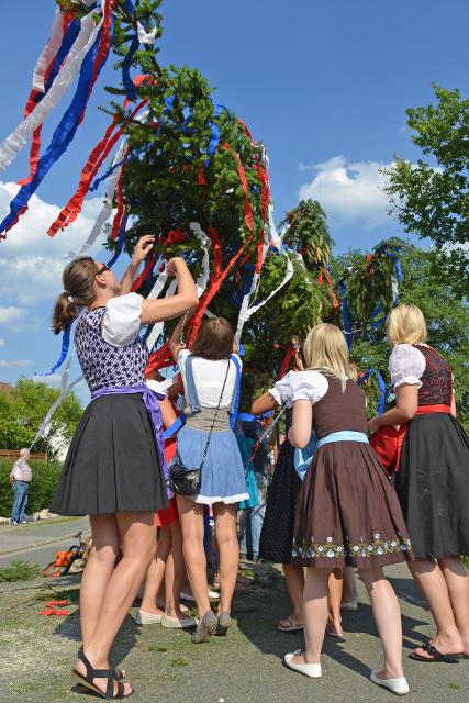 Kirchweih mit zahlreichen Schaustellern, Volksliedersingen am Samstag am Dorfplatz 