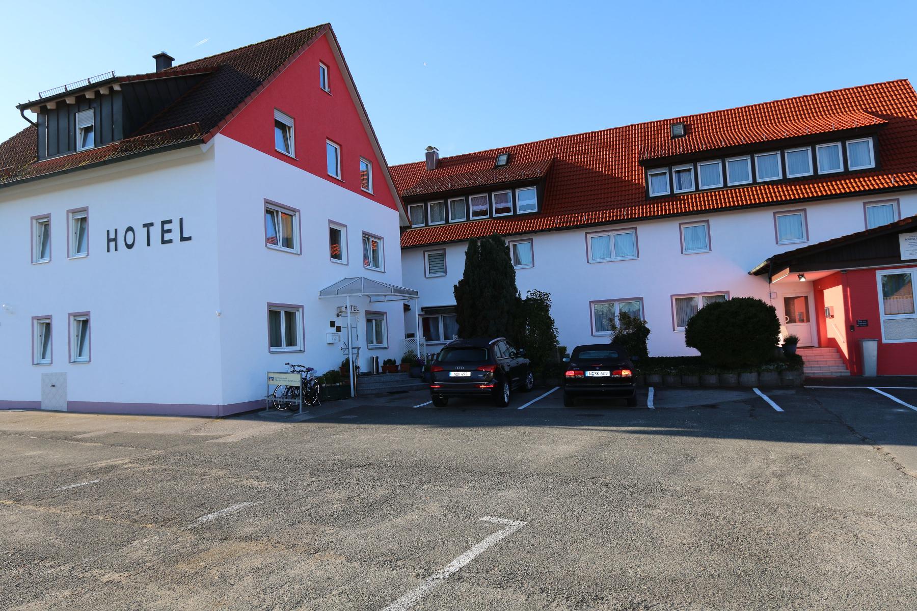 Dieses ruhig gelegene 3-Sterne-Hotel befindet sich nur 3km von der Gemeinde Schwarzenbruck und eine 20-minütige Fahrt von Nürnberg entfernt. Das Hotel Harbauer verfügt über großzügige Zimmer, die mit Liebe zum Detail stilvoll modern eingerichtet sind.Ein reichhaltiges Frühstücksbuffet ...
                 title=