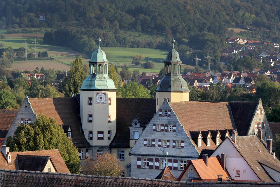 Schloss in Hersbruck mit rot-weißen Fensterläden und zwei Türmen