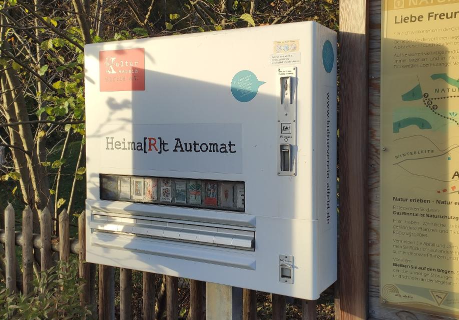 Zum Kunstautomat umgebauter Zigarettenautomat.
                 title=