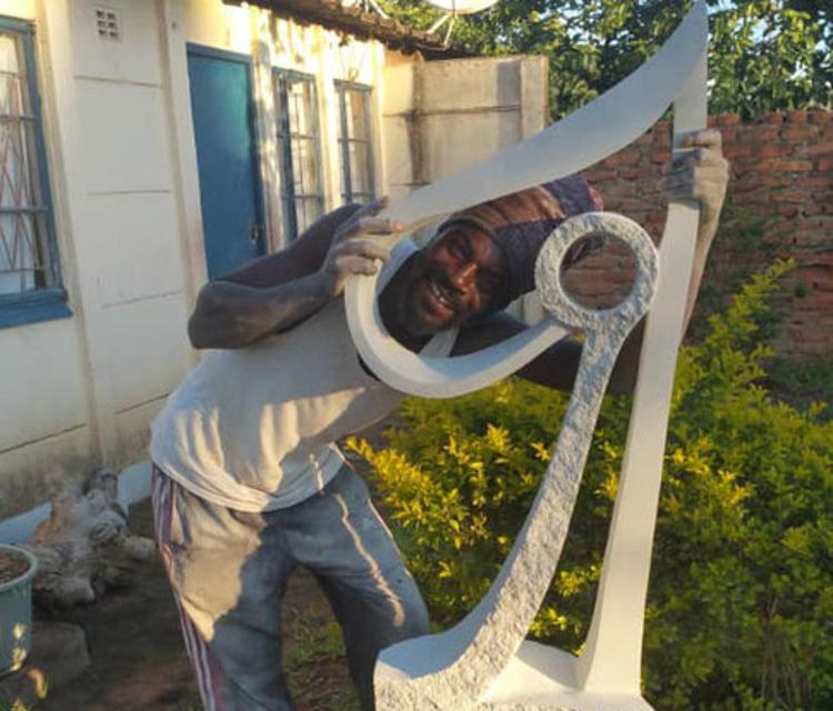 Für drei Wochen ist Benjamin Musendami, ein afrikanischer Bildhauer aus Zimbabwe zu Gast im Atelier Farnsworth. Dort wird er Steinbildhauer-Workshops mit dem schönen Serpentinstein aus Zimbabwe durchführen. Täglich von 9:00 Uhr bis 17:00 Uhr finden die Workshops statt. 