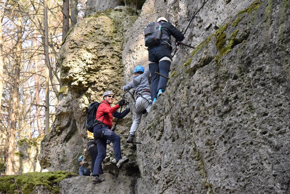 Sportliche Familien- & Ausflugstour: Wandern und Kraxeln an Felsformationen im naturbelassenen Wald 
                 title=