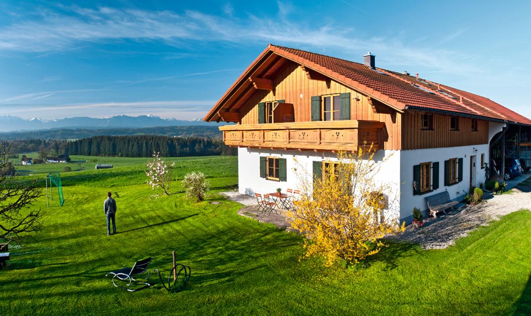 Erleben Sie einen entspannten
Urlaub auf einem echten Bauernhof. 5 gemütliche, ländliche Ferienwohnungen mit 4 und 5 Sternen. Hofeigene
Produkte. Genießen Sie die Ruhe, den traumhaften Blick
auf die Alpen und die persönliche Atmosphäre - zu jeder
Jahreszeit ein Erlebnis. Wir freuen uns auf Sie.