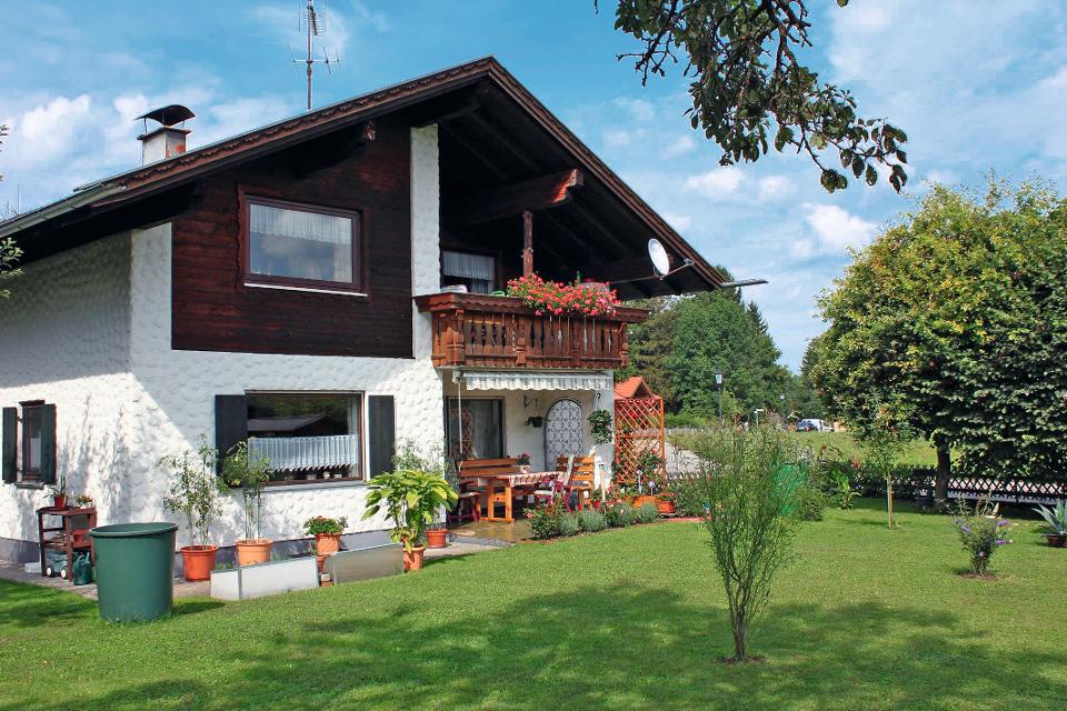 Privathaus mit zwei gemütlichen Ferienwohnungen zum Wohlfühlen in ruhiger, sonniger Lage mit Garten und Bergblick. Anschrift Fewo: Moorweg 11
