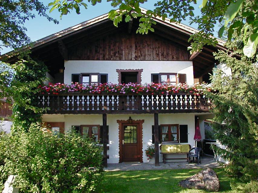Unsere Ferienwoh- nung liegt im romantischen Weiler Unterried, ca. 2 km von Prem entfernt. Garten mit herr- lichem Bergblick. Vermietung ab 4 Nächte.