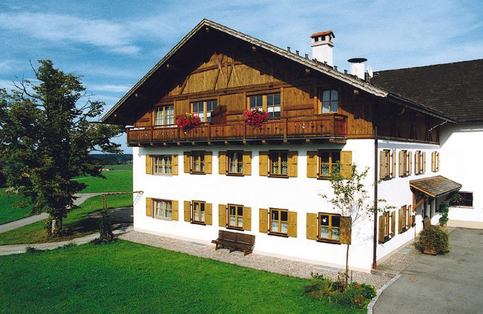 Alpenländisches Bauernhaus in ruhiger Aussichtslage mit herr- lichem Bergblick. Idealer Ausgangspunkt für Ausflüge. 2 km zum Ortszentrum.