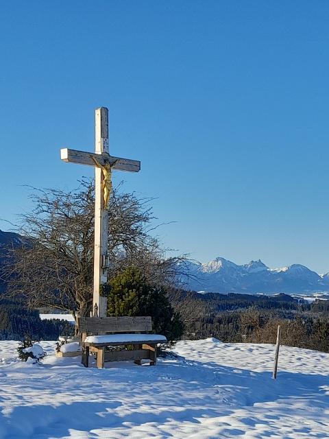 Kurze Winterwanderung um den Eckberg bei Wildsteig mit einer tollen Aussicht auf die Alpenkette.