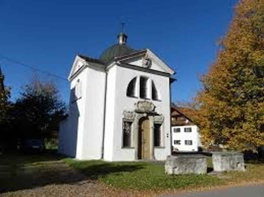 Johann Jakob Herkomer baute 1685 die von seinem Bruder Isaak gestiftete Kapelle zu einem einzigartigen Barockraum aus, der auch heute noch zu bewundern ist.