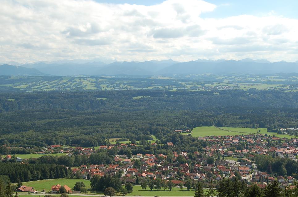 Der Hohe Peißenberg bei Hohenpeißenberg und Peißenberg im oberbayerischen Landkreis Weilheim-Schongau ist eine 988 m ü. NHN hohe Erhebung im Bayerischen Alpenvorland.