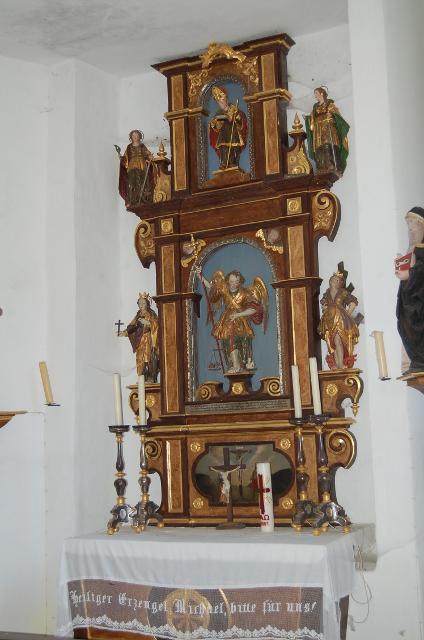 Es wird ein spätgotischer Altar mit der Darstellung des Hl. Michael gezeigt.