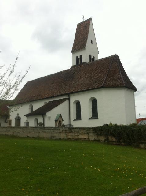Die Filialkirche St. Margaretha in Untersöchering stammt im Kern noch aus der Romanik. Später wurde sie im Stil des Barock umgestaltet.