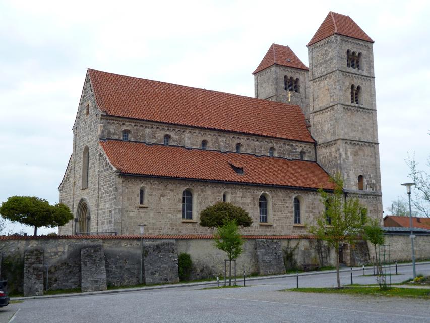Die dreischiffige Basilika St. Michael ist das Wahrzeichen der oberbayerischen Gemeinde Altenstadt. Sie wurde zwischen 1170 und 1220 im alpenländisch-romanischen Stil erbaut und ist damit eine der wenigen romanischen Kirchen im ansonsten von Barockbauten geprägten Pfaffenwinkel. Die gewölbte Deck...