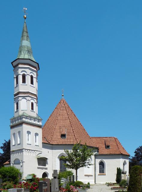 Kirche aus gotischer Zeit mit frühbarocker Ausstattung.