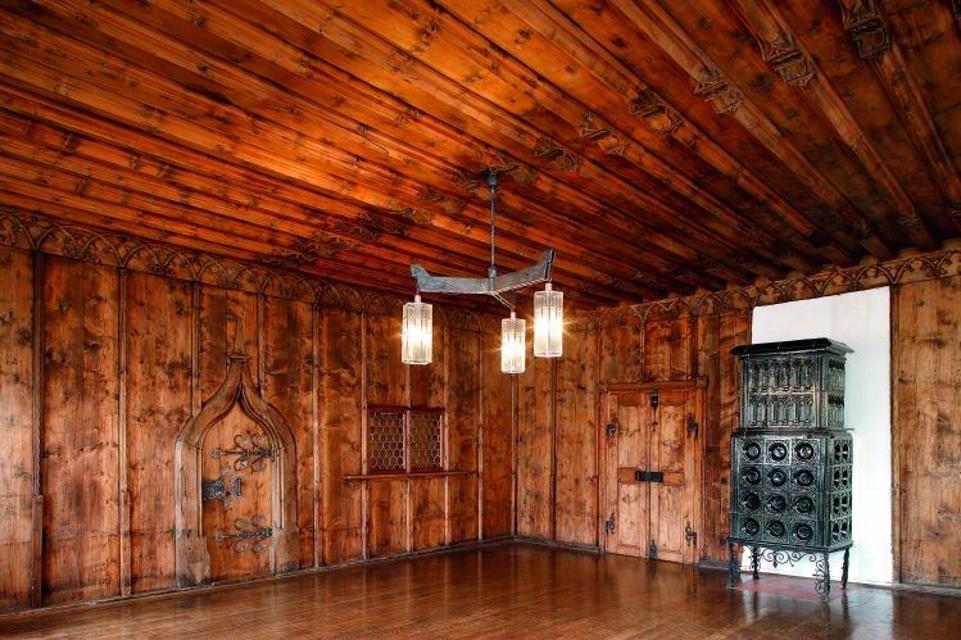 Der Besucher befindet sich in der historischen Ratsstube. Der Raum besteht komplett aus feinst verarbeitetem Holz.
