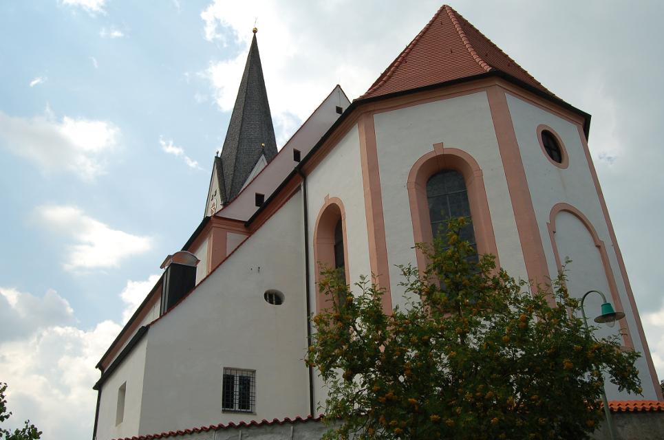 Die ursprüngliche, aus dem Mittelalter stammende, romanische Kirche wurde im 17. Jahrhundert durch einen Neubau ersetzt. Seitdem zeigt sich die heutige Burggener Pfarrkirche St. Stephan als barocker Sakralbau.