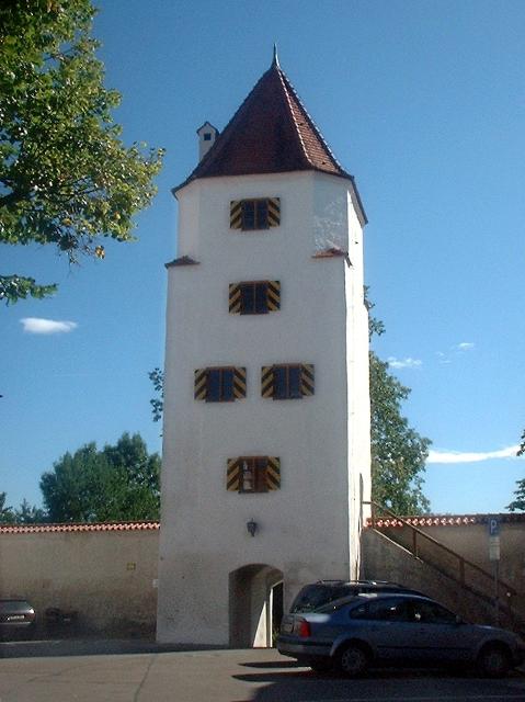 Der Betrachter blickt direkt auf den mehrstöckigen Turm der mittelalterlichen Stadtmauer mit Durchgang für Fußgänger