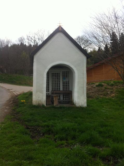 Sehr einfach gehaltene Kapelle die wohl im Inneren durch ein Gitter vom Altar verschlossen ist. Sie steht in einer Wiese.