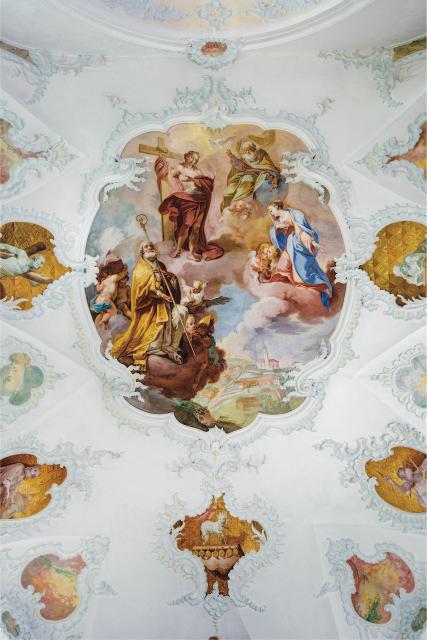 Der Betrachter blickt nach oben in den Chorraum und betrachtet das barocke Fresko