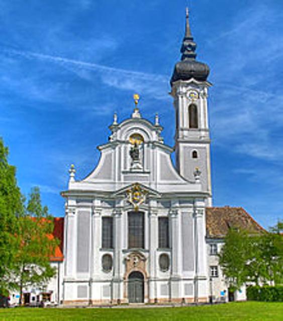 Der Betrachter blickt direkt auf das Eingangsportal des barocken Marienmünsters mit dem hohen Kirchturm.