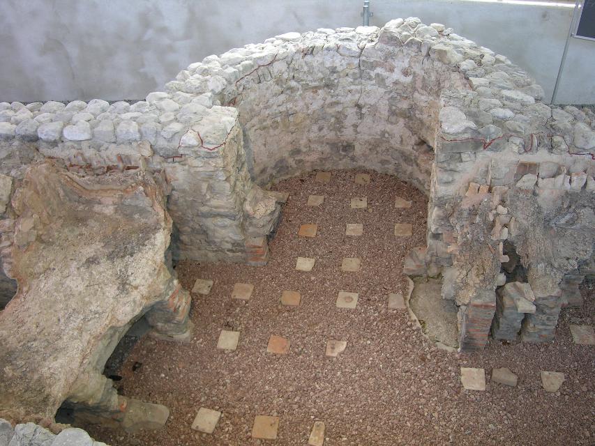 Das Bild zeigt einen Teil der Ausgrabungen einer Mauer die zu einem römischen Bad gehörte.