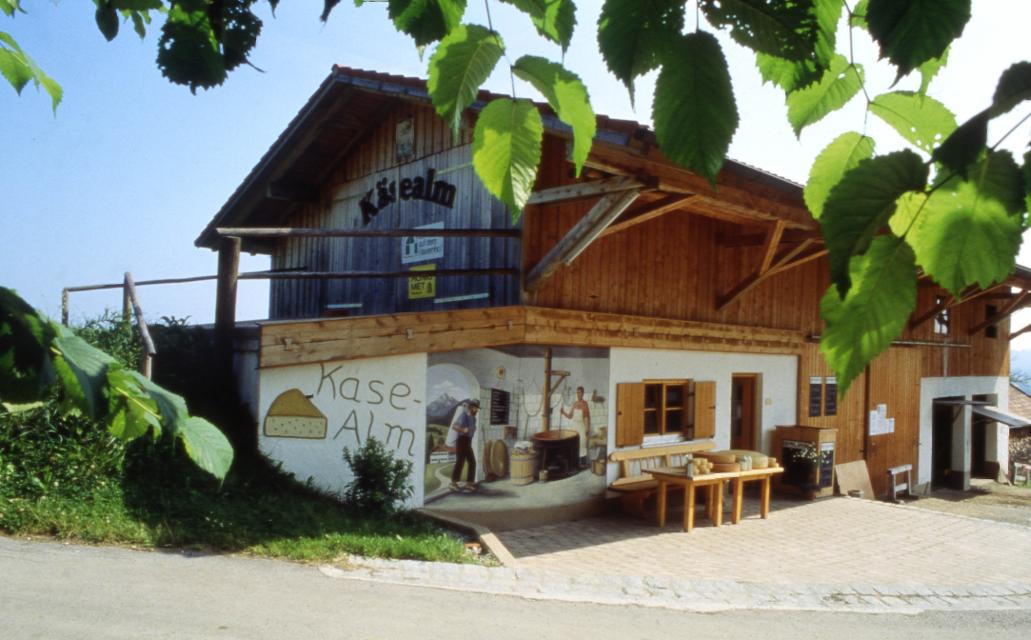 Das Gebäude der Schönegger Käsealm mit seinem Käseladen und dem Gastronomiebereich.