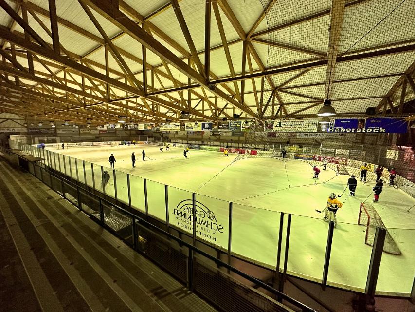 Das Heimstadion des Schongauer Eishockeyvereins Mammuts ist überdacht und bietet im gemütlichen Eisstüberl Platz um sich aufzuwärmen.