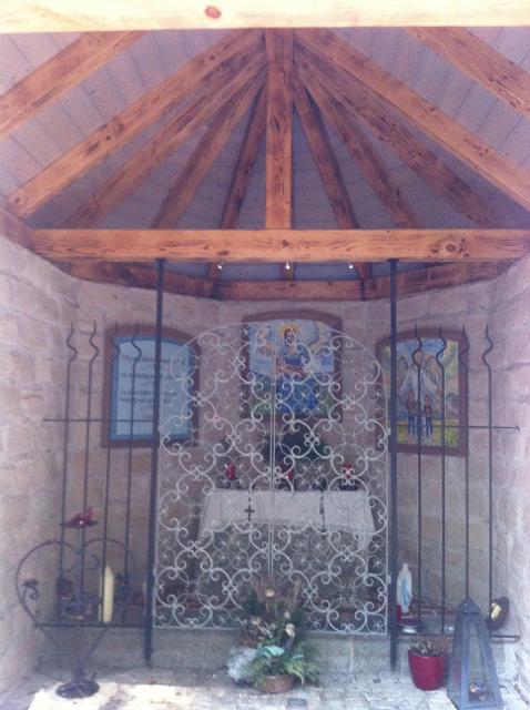 Der Blick geht in die durch ein Gitter abgetrennte Kapelle auf den kleinen Altar.