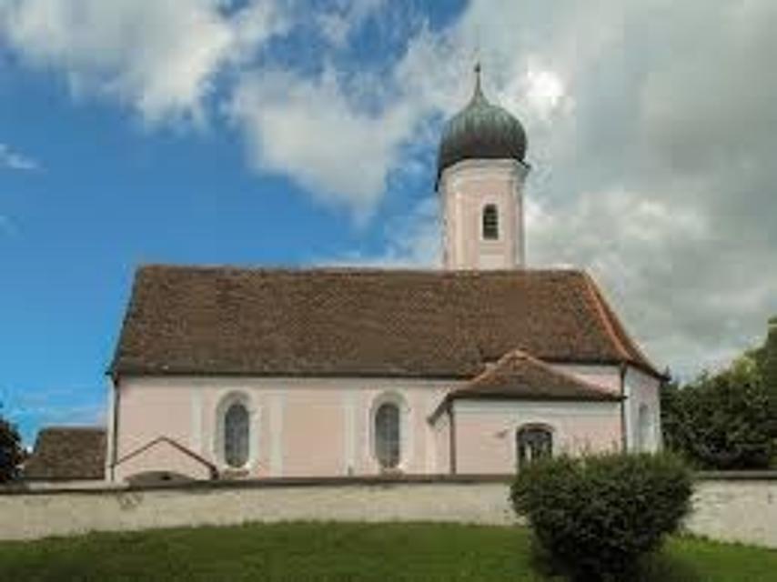Inmitten des kleinen Dorfes liegt die im Kern spätmittelalterliche, reizvolle Pfarrkirche, deren Zwiebelturm schon von ferne grüßt.