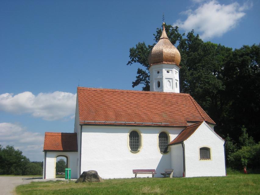 Kapelle mit spätbarockem Hauptaltar.