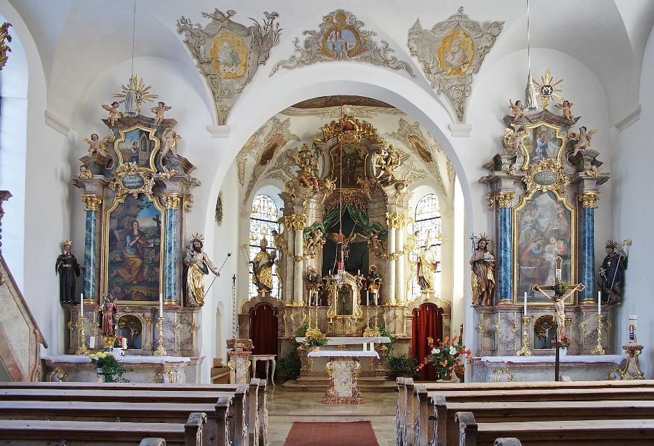Der Betrachter befindet sich in der Kirche und blickt nach vorne in den barocken Altarraum mit beiden Seitenaltären.