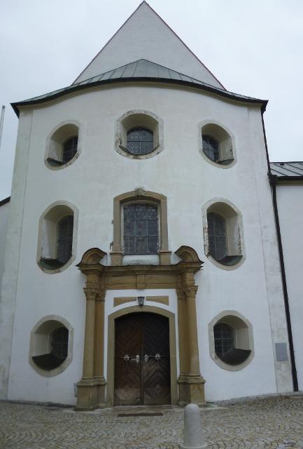 Schlichter Eingang in den Vorraum der in die prächtige ehemalige Klosterstiftskirche Rottenbuch führt.