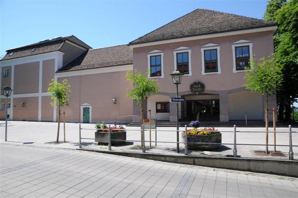 Das Theater befindet sich am Theaterplatz 1. Parken können Sie gleich nebenan im Parkhaus "Altstadtcenter", zu erreichen über die Straße "Unterer Graben". 
