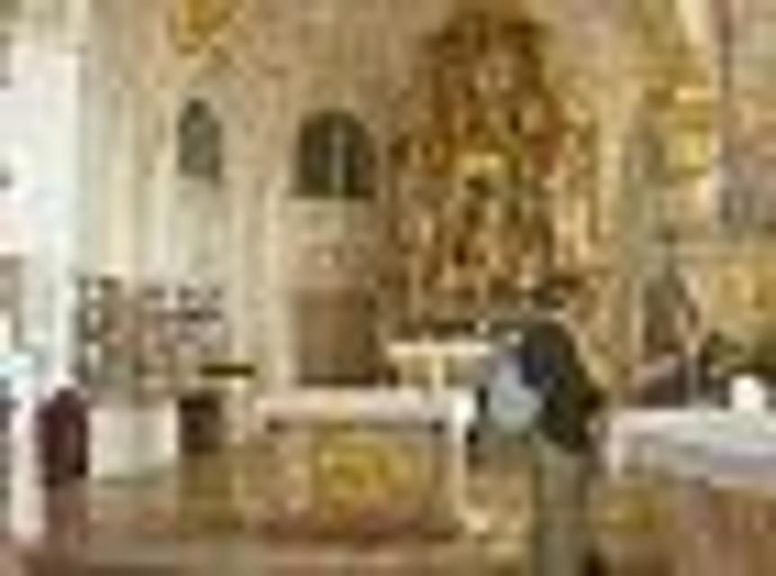 Der Betrachter blickt auf den Altarraum einer barocken Kirche.