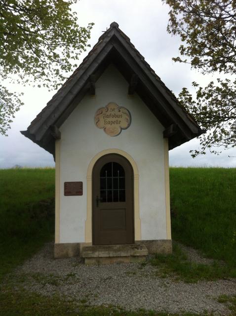 Die St. Jakobus Kapelle liegt direkt an der Etappe 2b des Jakobswegs, der vom Kloster Bernried zum Kloster Polling verläuft.