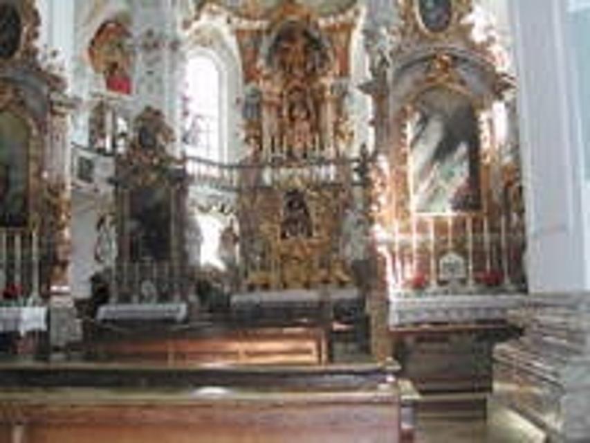 Der Betrachter befindet sich in der Kirche und blickt in den barocken Altarraum.